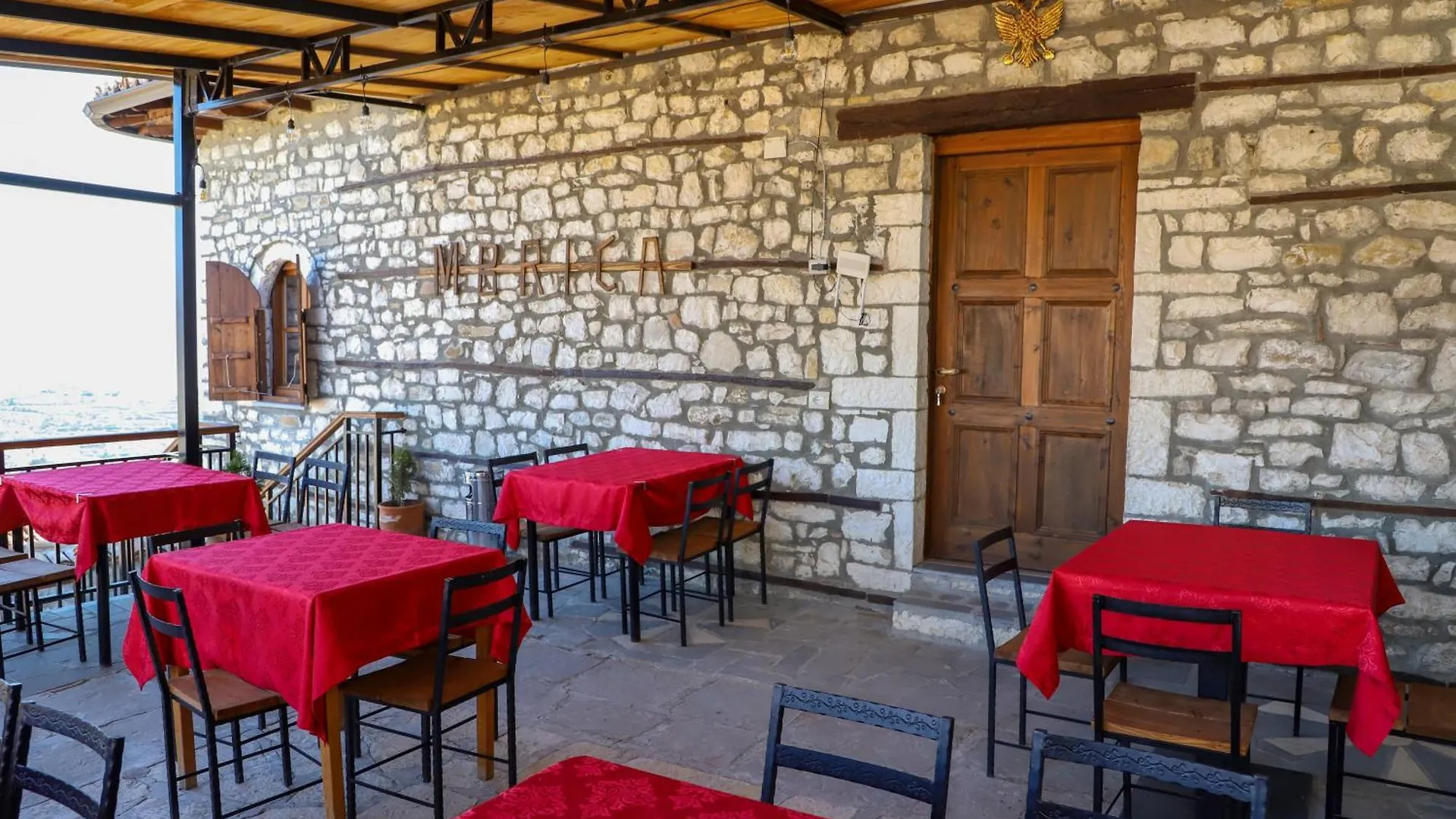Mbrica Family - Berat Castle Gem Hotel 0*,